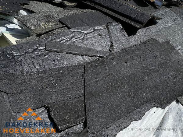 Verwijderd oud bitumen dakleer klaar voor vervanging in Hoevelaken Verwijderd oud bitumen dakleer klaar voor vervanging in Hoevelaken