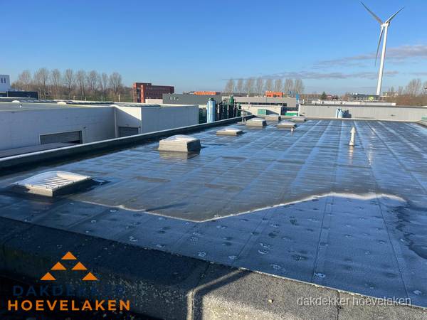 Plat dak bedrijfspand met bitumen dakbedekking en lichtkoepels in Hoevelaken Plat dak bedrijfspand met bitumen dakbedekking en lichtkoepels in Hoevelaken