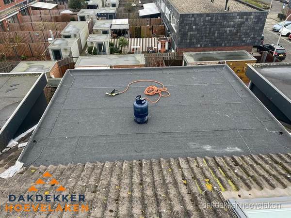 Plat dak met nieuwe bitumen dakbedekking en brandgereedschap in Hoevelaken Plat dak met nieuwe bitumen dakbedekking en brandgereedschap in Hoevelaken