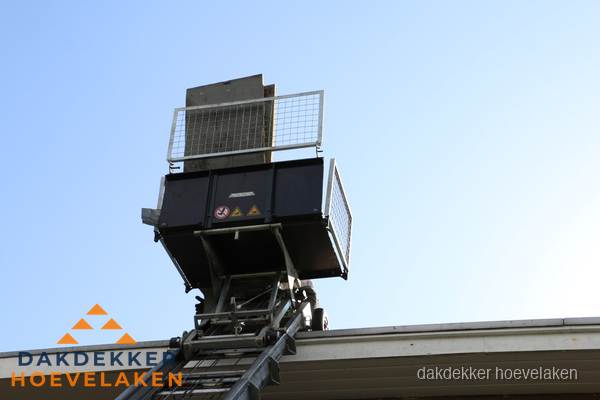 Dakdekkerslift voor materiaal transport bij dakwerkzaamheden in Hoevelaken Dakdekkerslift voor materiaal transport bij dakwerkzaamheden in Hoevelaken