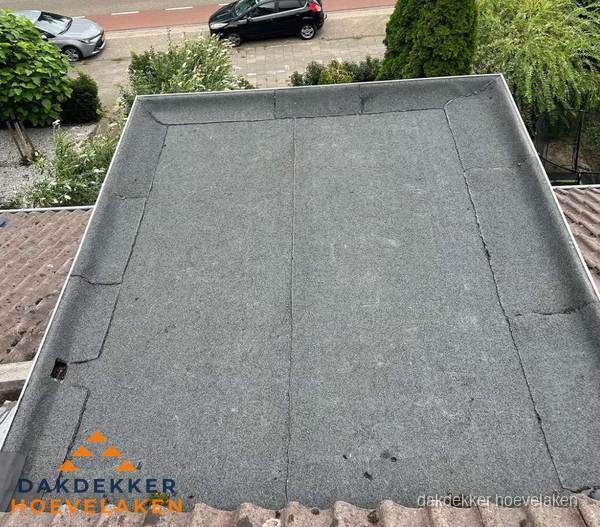 Nieuw aangebrachte bitumen dakbedekking op plat dak in Hoevelaken Nieuw aangebrachte bitumen dakbedekking op plat dak in Hoevelaken
