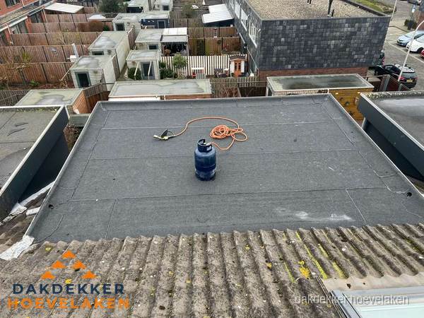 Dakreparatie plat dak met bitumen in Hoevelaken Dakreparatie plat dak met bitumen in Hoevelaken