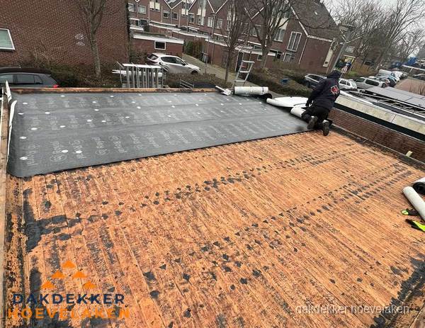 Dakdekker legt onderlaag op plat dak met houten constructie in Hoevelaken Dakdekker legt onderlaag op plat dak met houten constructie in Hoevelaken