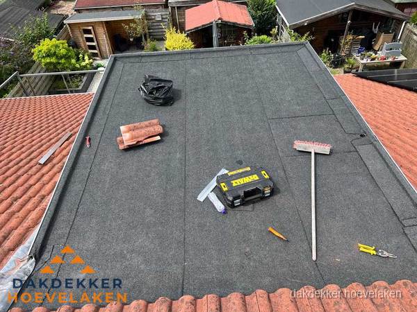 Nieuw plat dak met bitumen dakbedekking in Hoevelaken Nieuw plat dak met bitumen dakbedekking in Hoevelaken