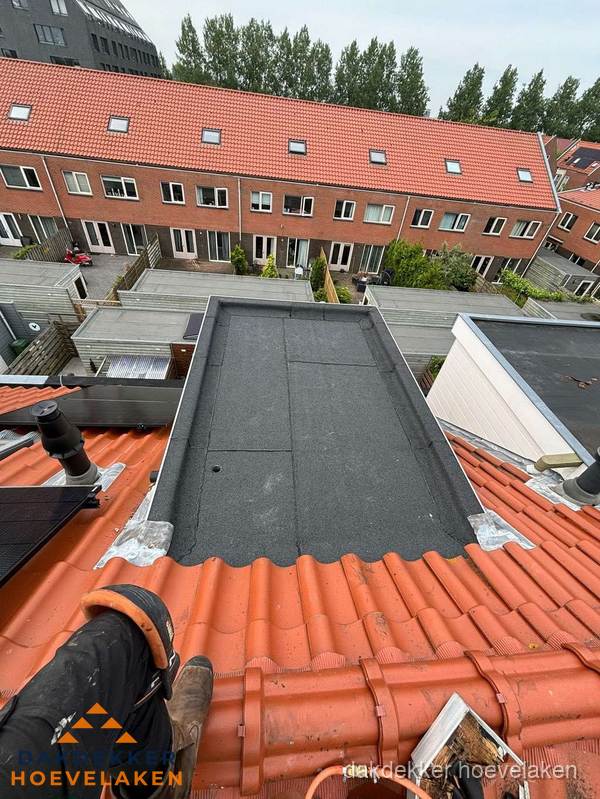 Bitumen dak reparatie op plat dak tussen dakpannen in Hoevelaken Bitumen dak reparatie op plat dak tussen dakpannen in Hoevelaken